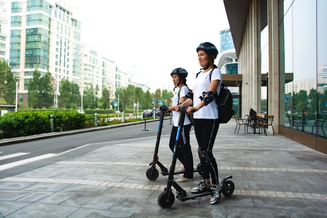 Prendre soin de sa trottinette adulte : les immanquables