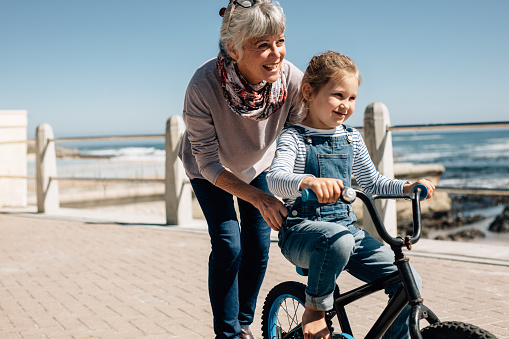 Une Image D'un Vélo Avec Des Roues D'entraînement Pour Enfant