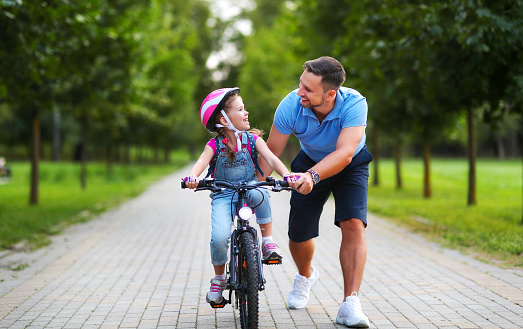 Il est important d’apprendre aux enfants à faire du vélo